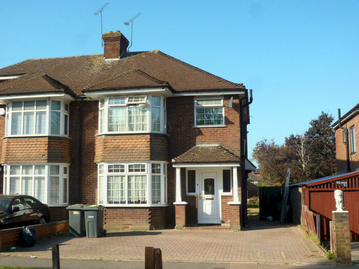 3 Bedroom Semi-Detached House To Rent In L & D Borders, Luton, LU4