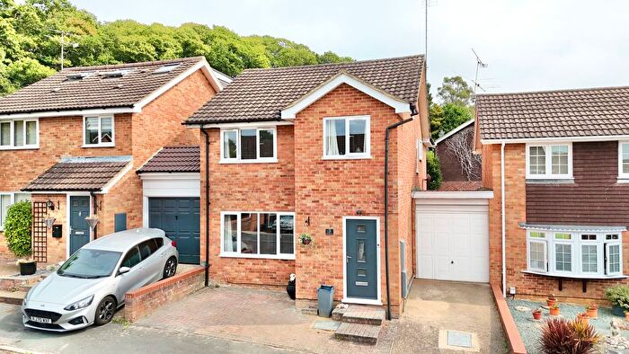 4 Bedroom Link Detached House For Sale In Oldbury Close, Frimley, Camberley, GU16