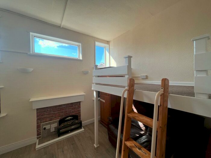 1 Bedroom Flat To Rent In Church Street, Gornal Wood, Dudley, West Midlands, DY3