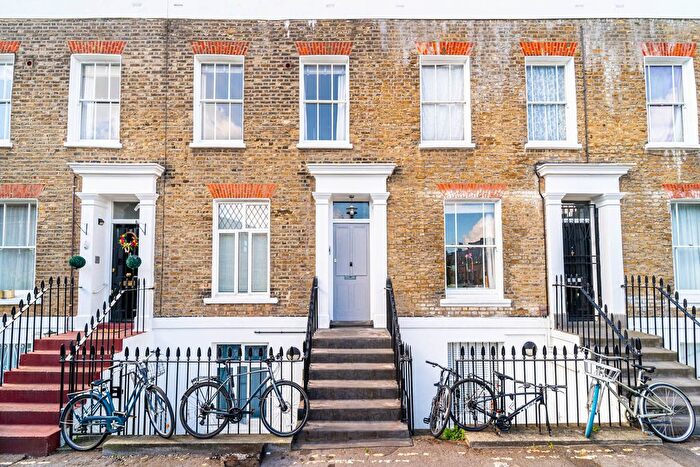 2 Bedroom Flat For Sale In Tilney Gardens, Islington, London, N1