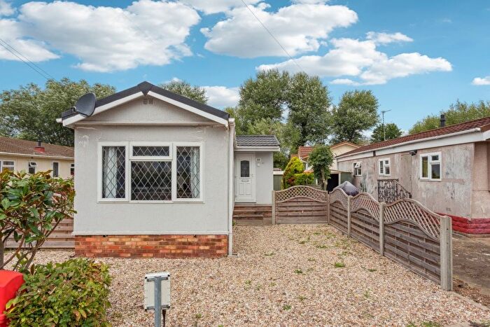 2 Bedroom Mobile/park Home For Sale In Thorney Mill Road, West Drayton, UB7