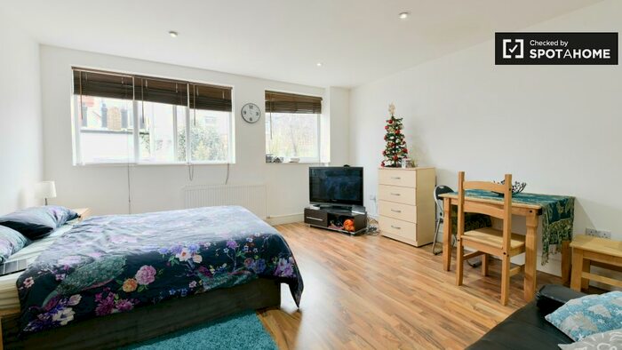 Studio To Rent In C St James's Rd, SE1