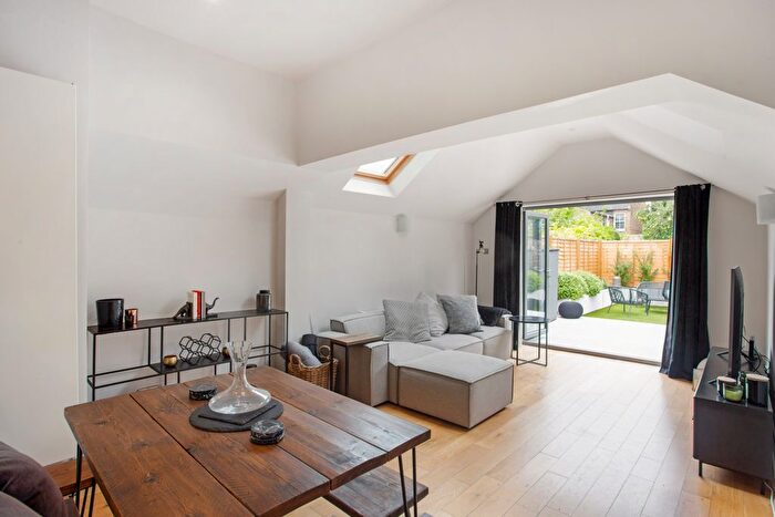 2 Bedroom Flat To Rent In Queensmill Road, London, SW6