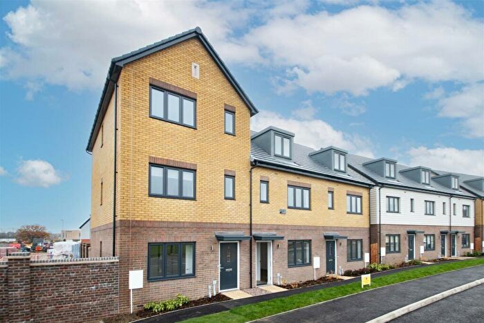 5 Bedroom End Of Terrace House To Rent In Whitehouse, Milton Keynes, MK8