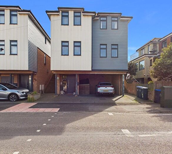 4 Bedroom Detached House For Sale In Brighton Road, Lancing, BN15