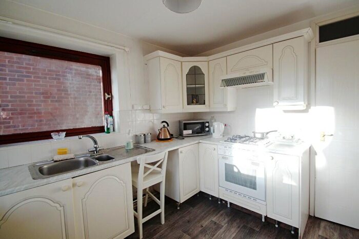 1 Bedroom Apartment For Sale In Glengarth, Uppermill, OL3