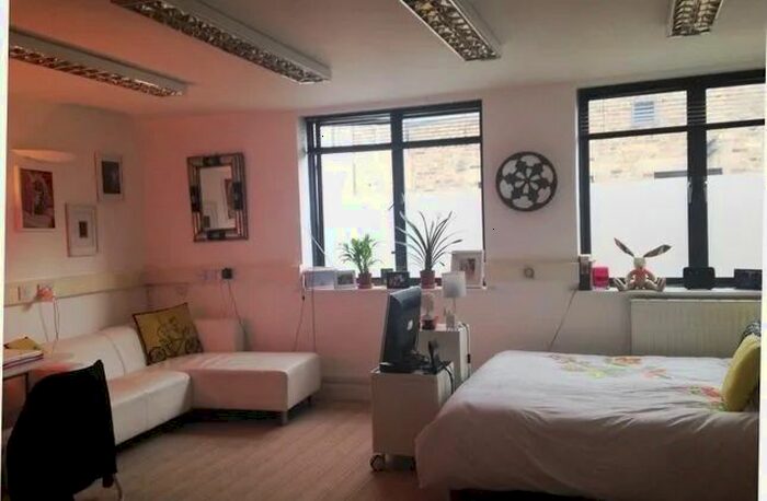 Studio To Rent In Risborough Street, London Bridge SE1