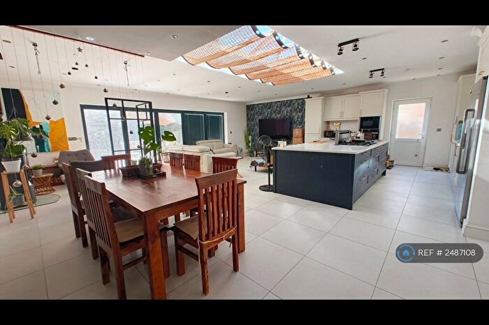 4 Bedroom Bungalow To Rent In Shinfield Road, Reading, RG2