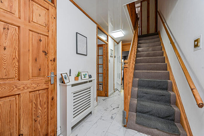 3 Bedroom Maisonette For Sale In Abinger Grove, Deptford, London, SE8