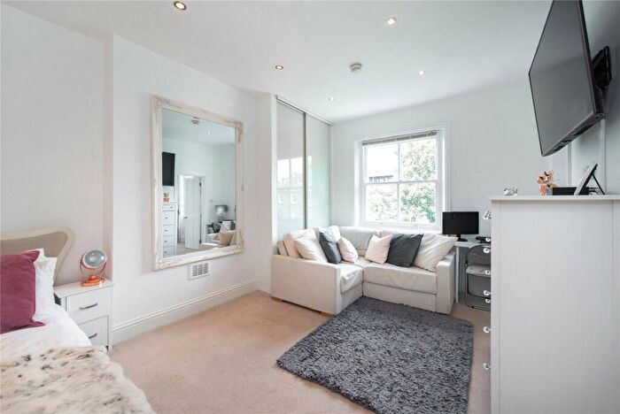 Terraced House To Rent In South Villas, Camden, NW1