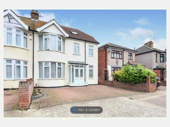 4 Bedroom Semi-Detached House To Rent In Oliver Road, Rainham, RM13