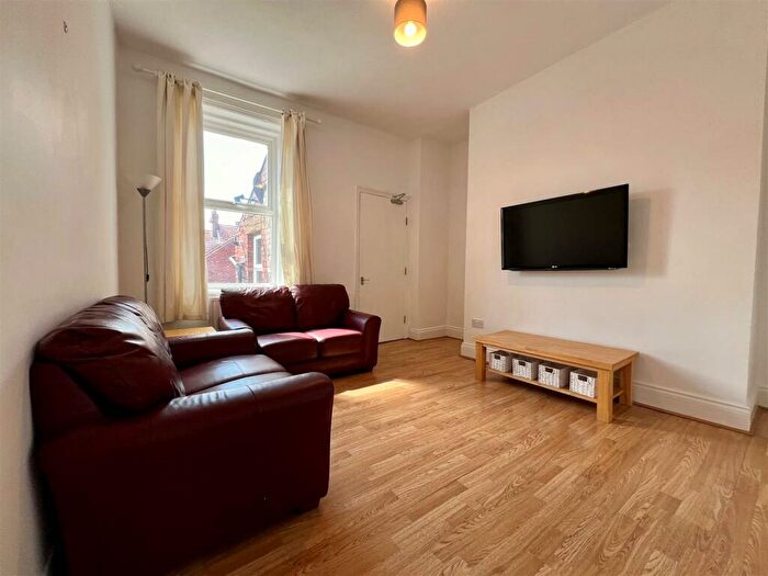 3 Bedroom Flat To Rent In Amble Grove, Newcastle Upon Tyne, NE2