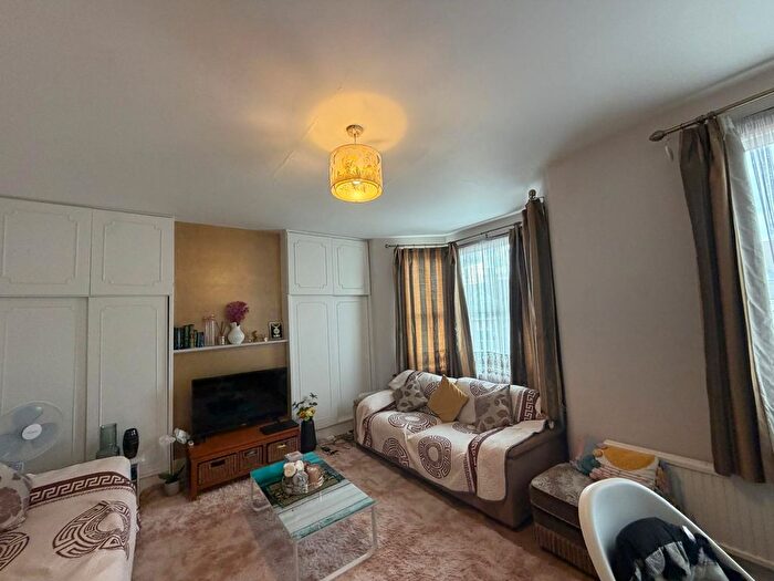 3 Bedroom Detached House To Rent In Seymour Gardens, Ilford, IG1