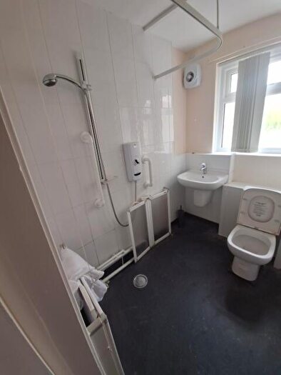 1 Bedroom Flat To Rent In Allen Croft, Birkenshaw, Bradford, Kirklees, BD11