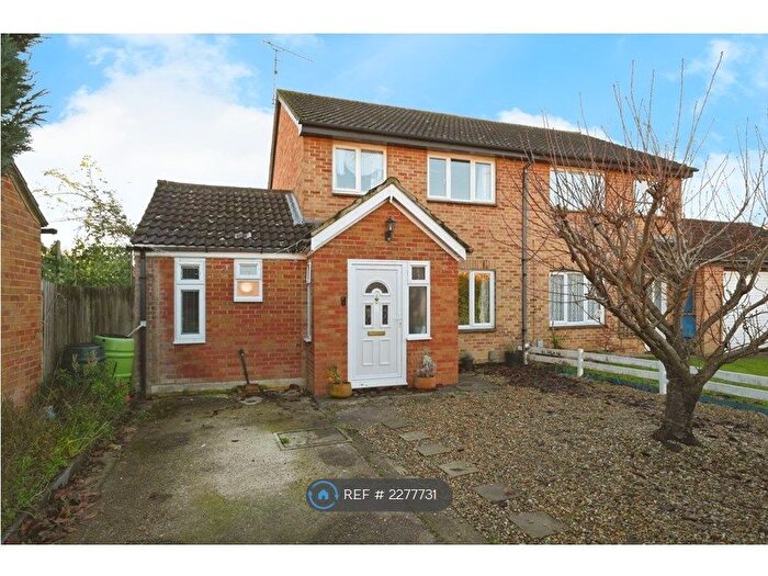 4 Bedroom Semi-Detached House To Rent In Flamborough Close, Reading, RG6