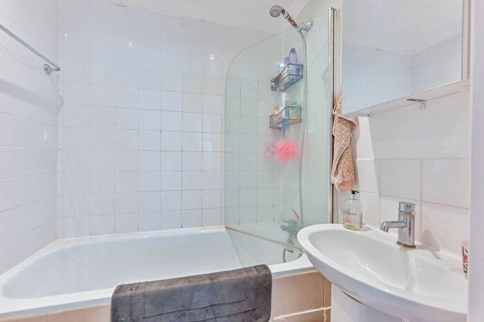 2 Bedroom Flat For Sale In Great Western Road, Westbourne Park, London, W9