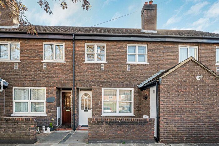 3 Bedroom Property For Sale In Harcourt Close, Isleworth, TW7