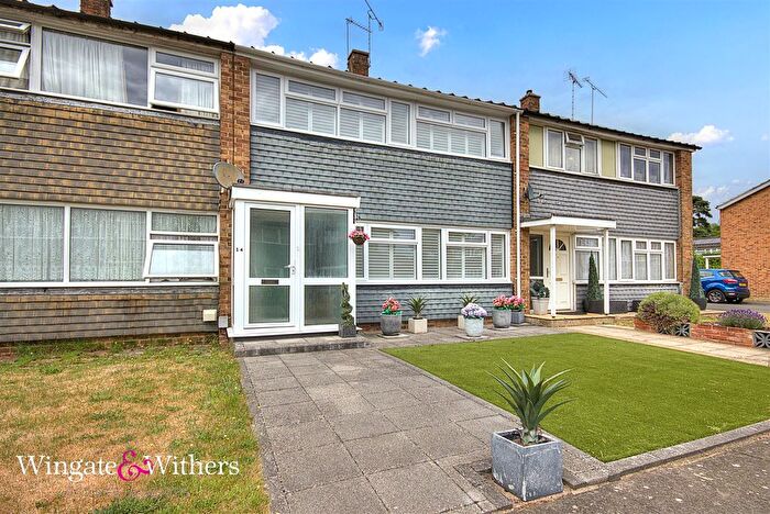 3 Bedroom Property For Sale In The Cedars, Byfleet, KT14