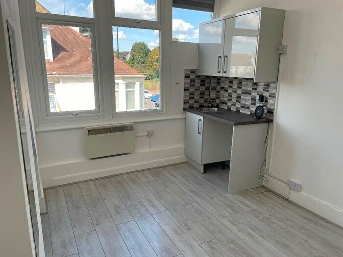 Studio To Rent In Palmeira Avenue, Westcliff-On-Sea, Essex, SS0