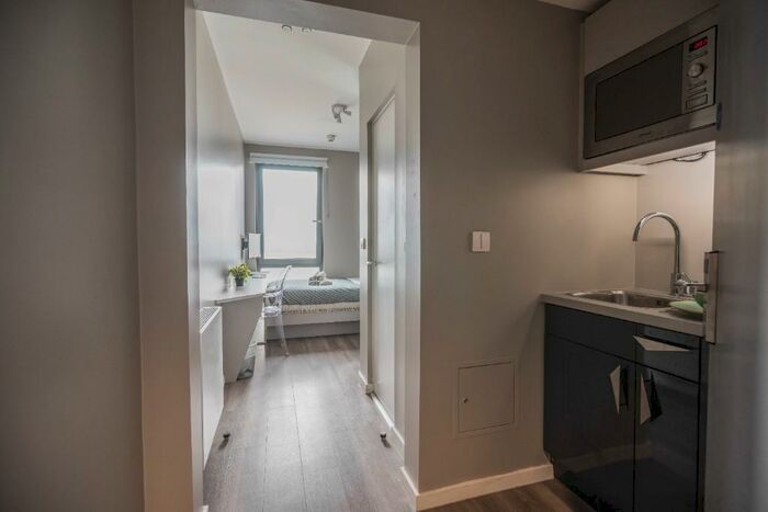 Studio To Rent In Willesden Junction, London, NW10