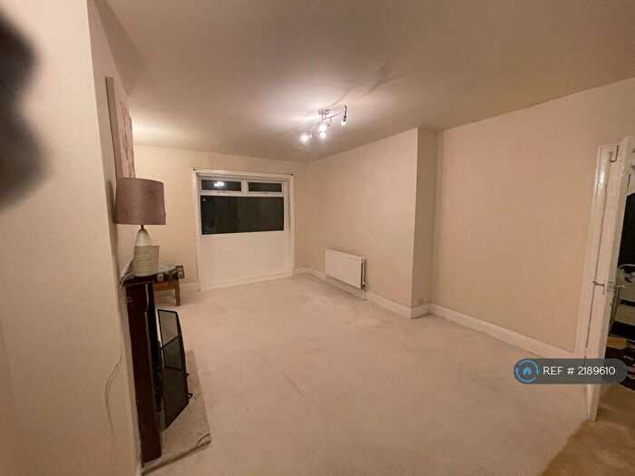 3 Bedroom Semi-Detached House To Rent In Killinghall Avenue, Bradford, BD2