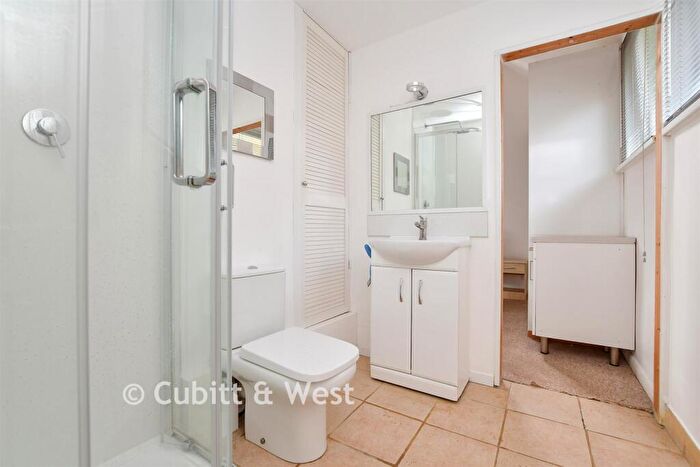 2 Bedroom Chalet For Sale In Laglands Close, Reigate, Surrey, RH2