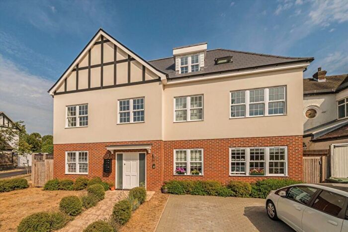 3 Bedroom Flat For Sale In Alexandra Drive, Surbiton, KT5