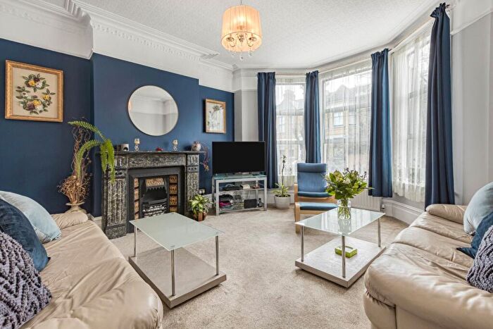 7 Bedroom Terraced House For Sale In Thistlewaite Road, Clapton, E5
