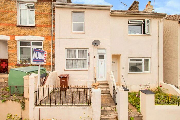 3 Bedroom Terraced House To Rent In Gordon Road, Chatham, Kent, ME4