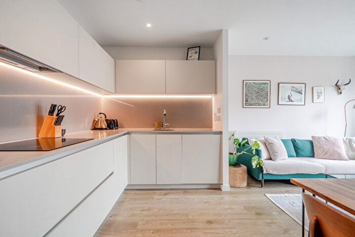 2 Bedroom Flat To Rent In Station Approach, Sydenham, London, SE26
