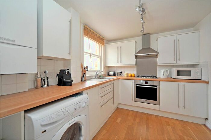 2 Bedroom Flat To Rent In Hillgate Place, London, SW12
