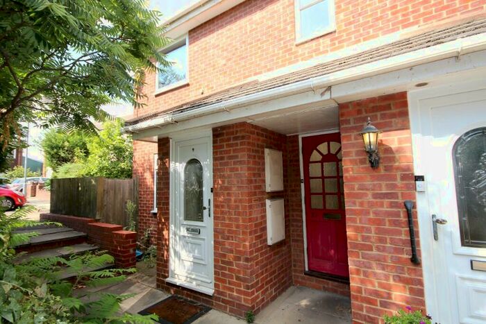 1 Bedroom Flat To Rent In Crescent Court, Crescent Avenue, Grays, Essex, RM17