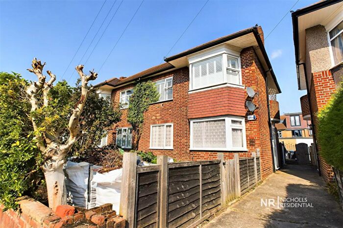 2 Bedroom Maisonette To Rent In Glen Road, Chessington, Surrey., KT9