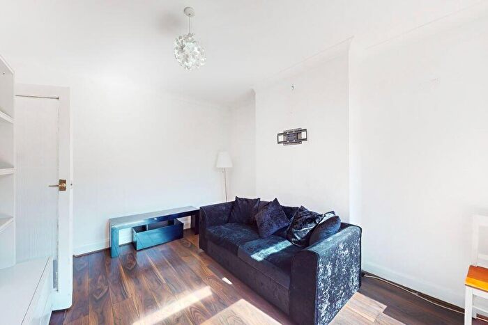 2 Bedroom Flat To Rent In Exeter Road, Kilburn, NW2