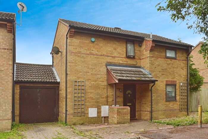 3 Bedroom Link Detached House For Sale In Faraday Drive, Shenley Lodge, Milton Keynes, MK5