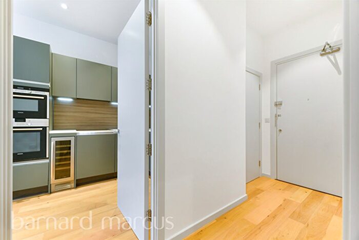 1 Bedroom Flat For Sale In Spectrum Way, Wandworth, London, SW18