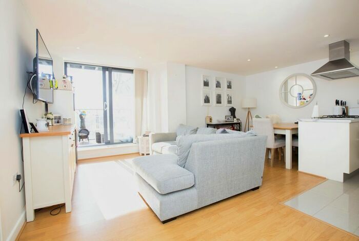 2 Bedroom Flat To Rent In Buckingham Road, London, E10