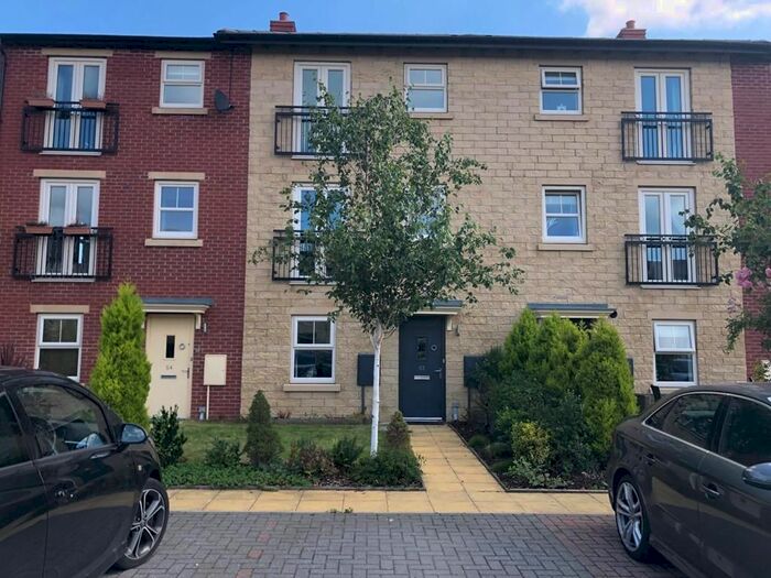 2 Bedroom Town House To Rent In Holts Crest Way, Leeds, LS12