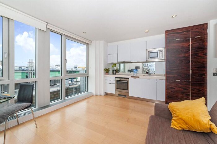Flat To Rent In Ontario Tower, Fairmont Avenue, E14