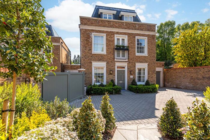 4 Bedroom Detached House For Sale In Langham Place, Winchester, SO22