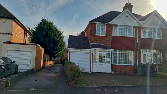 3 Bedroom Semi-Detached House To Rent In Arundel Crescent, Solihull, B92