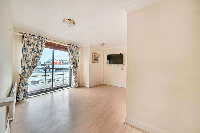2 Bedroom Flat For Sale In Vauxhall Bridge Road, , Victoria, London, SW1