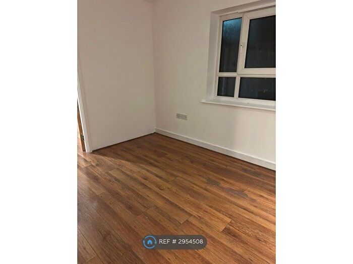 2 Bedroom Flat To Rent In Calder Court, Romford, RM1