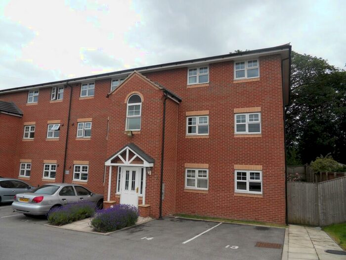 2 Bedroom Flat To Rent In Farnley Crescent, Leeds, West Yorkshire, Uk, LS12