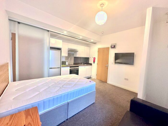 Studio To Rent In Whitefield Tce, Flat, PL4