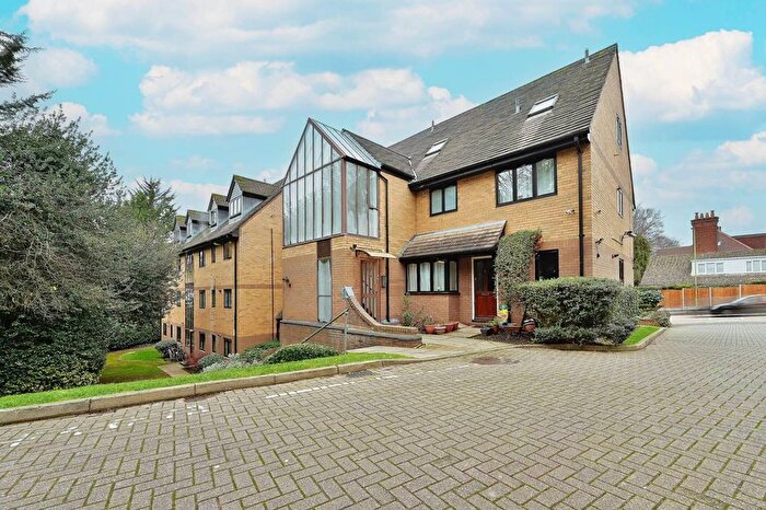 3 Bedroom Flat For Sale In The Hollies, Watford, WD18