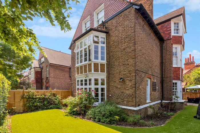 2 Bedroom Flat To Rent In The Avenue, London, W4