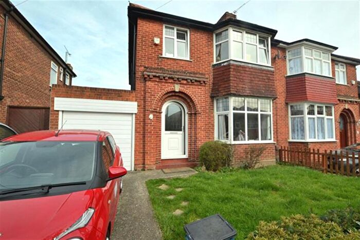 4 Bedroom Semi Detached House To Rent In Forest Approach, Woodford Green, IG8