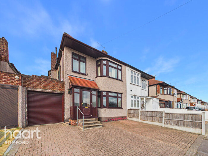 3 Bedroom Semi Detached House For Sale In Eastern Avenue East, Romford, RM1