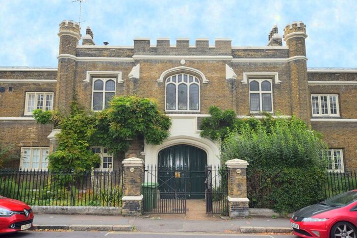 Flat To Rent In Sedgmoor Place Camberwell, SE5